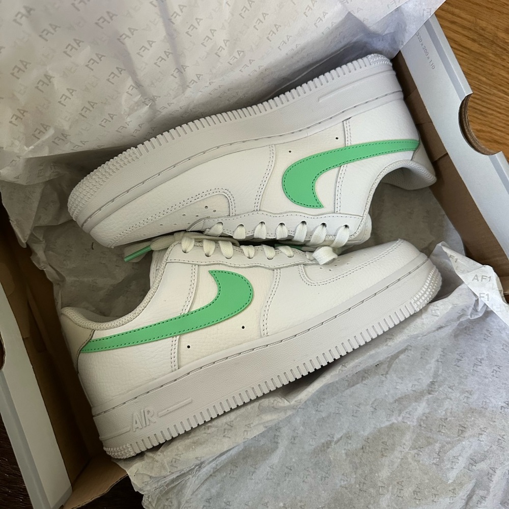 BNIB Women’s Nike AF1 US 6.5 White/Green Glow-light Bone